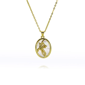 Détail d'un pendentif lapin doré élégant avec incrustation de nacre et chaîne fine