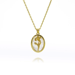 Vue détaillée du pendentif ovale doré en nacre avec un motif de rose élégant en relief
