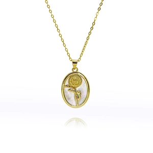 Détail d'un pendentif fleur de tournesol dorée avec nacre blanche sur une base ovale
