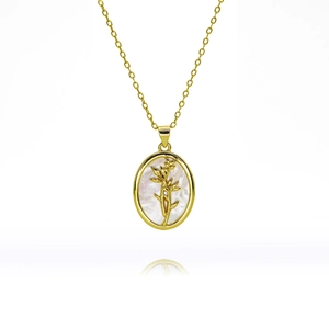 Collier élégant à pendentif ovale doré avec nacre blanche et motif floral sur fond blanc