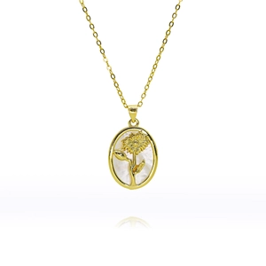 Détail du collier doré avec pendentif tournesol en relief sur nacre irisée fine