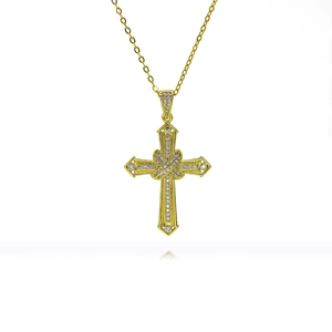 Elegante collar con colgante de cruz de oro con alas de ángel y circonitas brillantes