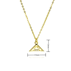 Detail eines 18k vergoldeten Geodreieck-Anhängers mit Maßen von 13mm und 17mm