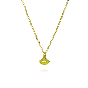 Detailopname van een gouden ketting met een levendige gele emaille lippen hanger erop