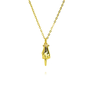 Collier doré avec pendentif geste de la main et pierres de zircon sur fond blanc