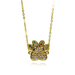 Elegante collana dorata con ciondolo a zampa di animale pavimentato con gemme colorate
