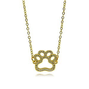 Dettaglio della collana con ciondolo a zampa d'oro con pietre di zircone bianche