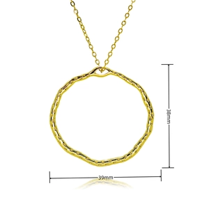 Gros plan détaillé montrant les dimensions 38mm par 39mm pour le pendentif cercle doré irrégulier