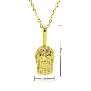 Détail du pendentif masque de catch doré avec pierres, dimensions de 27mm sur 11mm