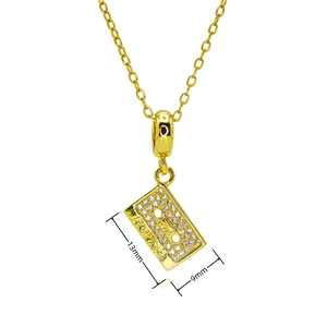 Détail macro du pendentif cassette dorée mesurant 13mm par 9mm avec cristaux étincelants