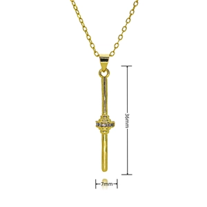 Détail du collier doré avec pendentif barre serti de strass violets et dimensions précises