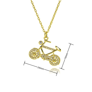 Détail du pendentif vélo doré avec cristaux blancs et guide de taille 19mm par 24mm