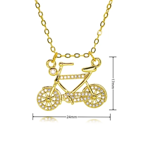 Vue détaillée du pendentif vélo doré 17mm x 24mm avec des cristaux étincelants