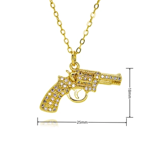 Détail du pendentif revolver doré serti de zircons blancs, mesurant 18mm sur 25mm