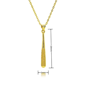Détail du pendentif batte de baseball dorée de 34mm avec texture sur chaîne dorée fine