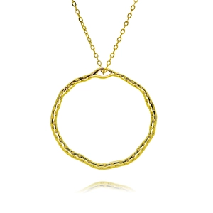 Détail du collier doré avec un pendentif rond texturé à effet martelé irrégulier