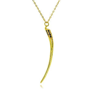 Gros plan du collier pendentif corne dorée avec pierres de zircon noir incrustées