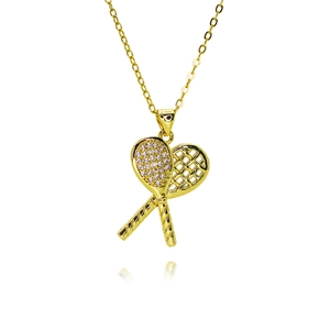 Collier doré avec pendentif en forme de cœur composé de deux raquettes de tennis et cristaux