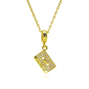 Vue détaillée du pendentif cassette plaqué or serti de zircons blancs étincelants