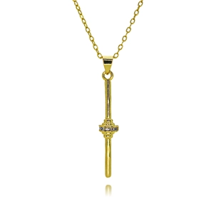 Vue détaillée du collier pendentif cylindre doré serti de zircons violets brillants