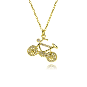 Détail du collier pendentif vélo doré avec pavage étincelant en zircone cubique