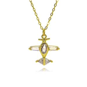 Collier pendentif avion doré serti de zircons clairs sur un fond blanc pur