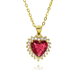 Elegante collana placcata oro 18k con pendente a cuore in zircone rosa su sfondo bianco