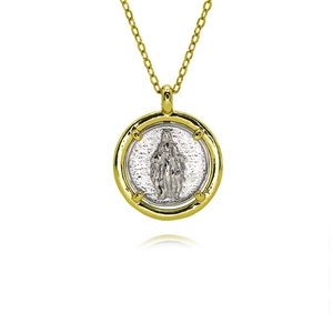 Detalle macro del colgante Virgen de Guadalupe bicolor oro y plata con cadena fina