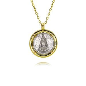 Detalle de colgante religioso bicolor con relieve de la Virgen María en cadena de oro