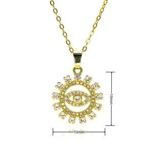 Détail du pendentif œil maléfique doré 19mm avec motif soleil et pierres de zircon