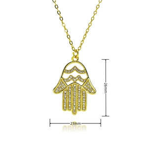 Détails et dimensions du pendentif main de fatma doré serti de zircons