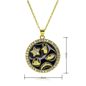 Détail d'un pendentif œil maléfique de 30mm avec strass et symboles célestes sur collier
