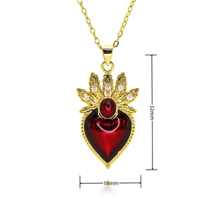 Detailed macro view showing the 32mm vintage red heart pendant with crown and dimensions