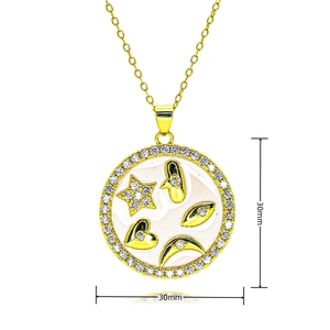 Détail macro du pendentif doré de 30mm avec motifs émail et halo de cristaux brillants