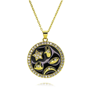 Détail macro du pendentif Oeil avec motifs célestes et cristaux sur chaîne dorée