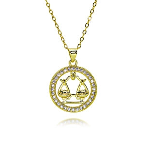 Dettaglio di una collana con ciondolo Bilancia placcata in oro con zirconi e finitura lucida