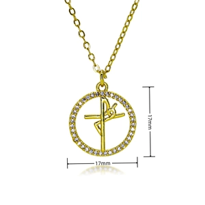 Collana placcata oro con ciondolo a croce in cristallo circolare da 17 mm su sfondo bianco