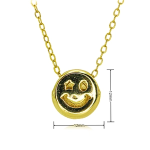 Dettaglio del ciondolo a forma di smile dorato con diametro 12 mm su catena sottile o