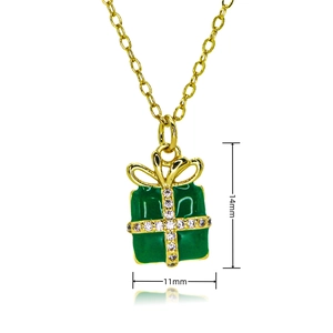 Vue macro du collier pendentif boîte cadeau plaqué or 18k avec émail vert et zircons fins