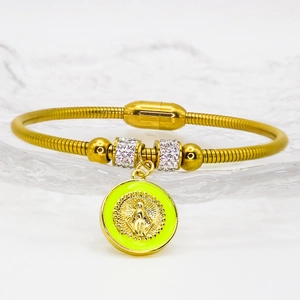 Detailansicht der goldenen Schlangenkette mit Magnetverschluss und gelbem Emaille-Anhänger