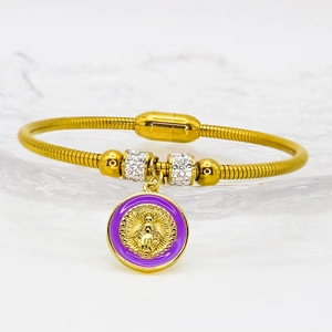 Detailaufnahme des goldenen Schlangenkette-Armbands mit lila Maria-Emaille-Anhänger