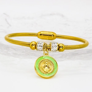 Detailansicht des Gold-Medaillons und der Kristallperlen am Schlangenkettenarmband