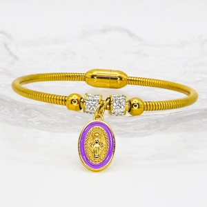 Dettaglio medaglione Vergine Maria su bracciale smalto viola con perle strass