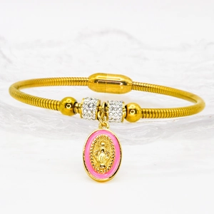 Dettaglio del bracciale a catena serpente oro con pendente Maria in smalto rosa e chiusura