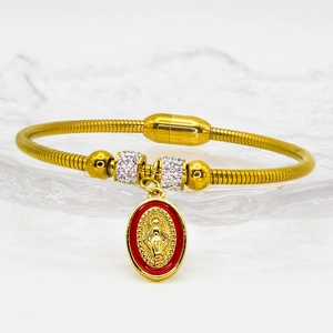 Dettaglio del bracciale a catena serpente oro con ciondolo Madonna rossa e cristalli