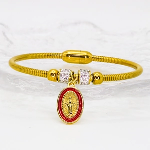 Dettaglio del bracciale a serpente dorato con ciondolo della Madonna e chiusura magnetica