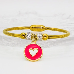 Dettaglio bracciale a catena serpente dorata con ciondolo a cuore rosa e chiusura magnetica