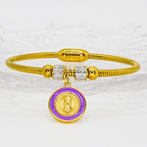 Bracciale religioso dorato con ciondolo della Vergine Maria in smalto viola e cristalli