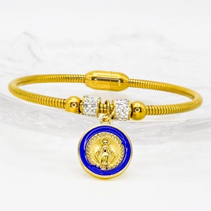 Detail eines religiösen Gold-Anhängers mit blauer Emaille auf dem Schlangenarmband