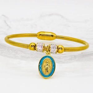 Dettaglio bracciale a catena serpente oro con perline di cristallo e ciondolo smaltato Maria